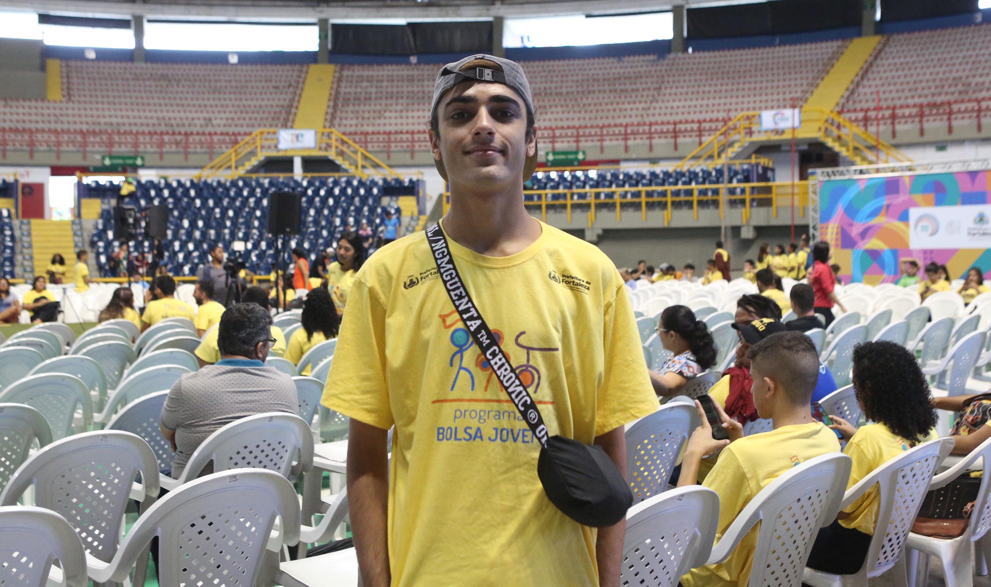 garoto adolescente de boné sorrindo para a foto